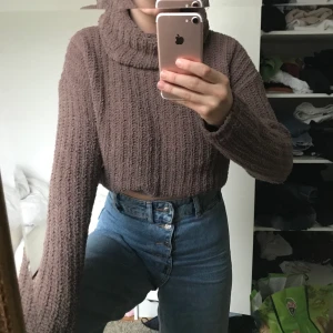 Stickad tröja - Suuuperskön stor och mysig stickad tröja i brunt. Mycket bra skick. Den är lite längre men ja tycker den är snyggare uppvikt så den ser croppad ut. Frakt 66kr. Passar XS/S