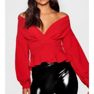 Röd blus från Boohoo - Såkjer denna skitsnygga blus då den är för liten. Storlek 38 men känns mer som 36. Köpt på rea på 180kr säljer för 100kr inklusive frakt ❣️