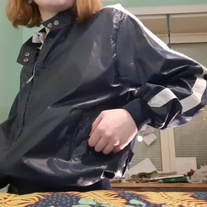 Jacka - Jättefin vintage windbreaker med cool randdetalj på armen! Från humana. Har även en Mercedes-Benz logga på ena bröstet. Väldigt skön och snygg, helt oanvänd!💕
