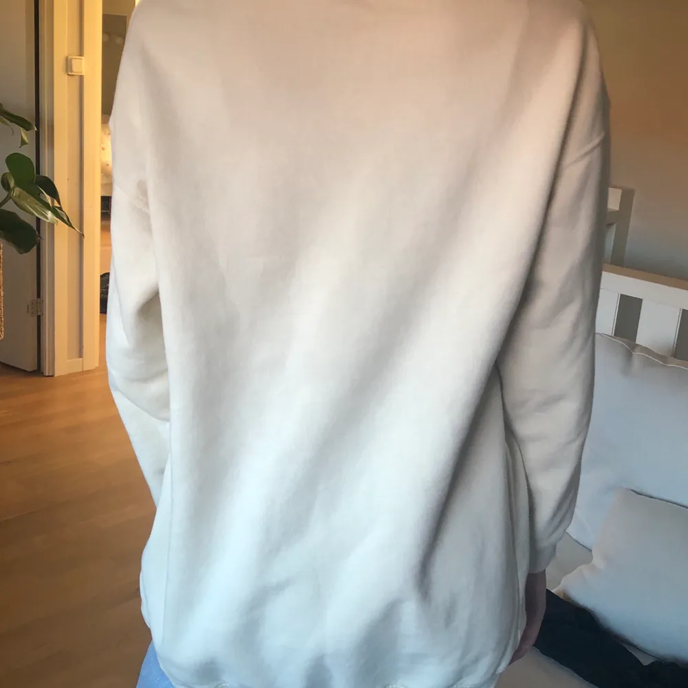 En jätte fin vit oversized collegetröja/klänning. Jag köpte den som en klänning men insåg sen att den var för kort så använde den som collegetröja, endast använd tre gånger , ännu finare om man viker upp den lite. 💖💖. Tröjor & Koftor.