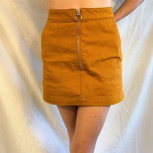 WEEKDAY KJOL - Supersnygg WEEKDAY kjol i tjockt jeans-liknande material som är för liten! Knappt använd så jättebra skick🧡