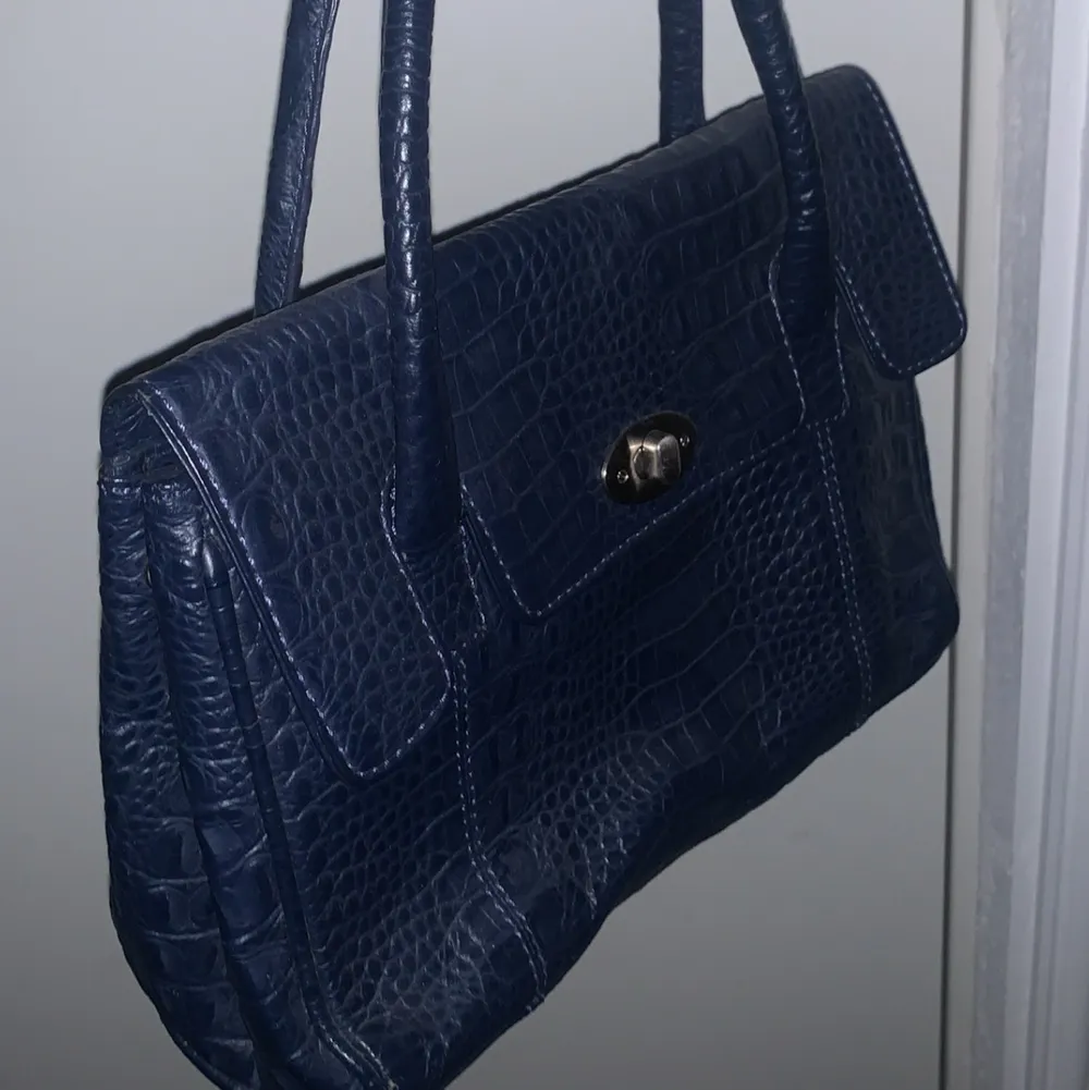 Ascool blå handväska!! Gott skick och trendig!!. Väskor.