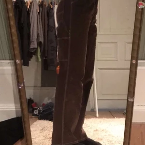 Dickies - Bruna baggy Dickies med fickor och vita sömmar. Strl 27 men har sytt in så att dom passar baggy på mig som har va 25 i midja. Köpare står för frakt på va 60kr:)