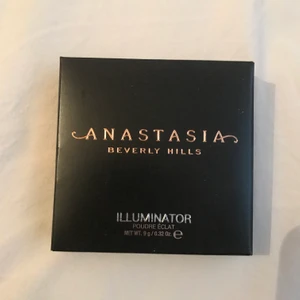 NY Anastasia Beverly Hills Higlighter - Säljer helt ny Anastasia Beverly Hills higlighter i färgen So Hollywood. Då den varit slut i Sverige köpte jag den på Anastasias egna hemsida, kvitto finns! Sjukt snygg guld aktig skimrig färg som man får ett riktigt glow av. ✨ köpte den för 28 dollar, säljer nu för bara 120kr❤️ kan mötas upp eller frakta.