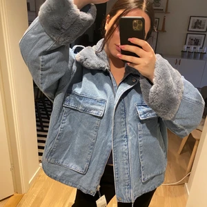 Hm jacka - Slutsåld Jeans jacka med päls detaljer från hm storlek m-l helt ny aldrig använd! Lägg ett bud om du är intreserad 💙💙💙 bud just nu: 820      Köp direkt för 850 +frakt