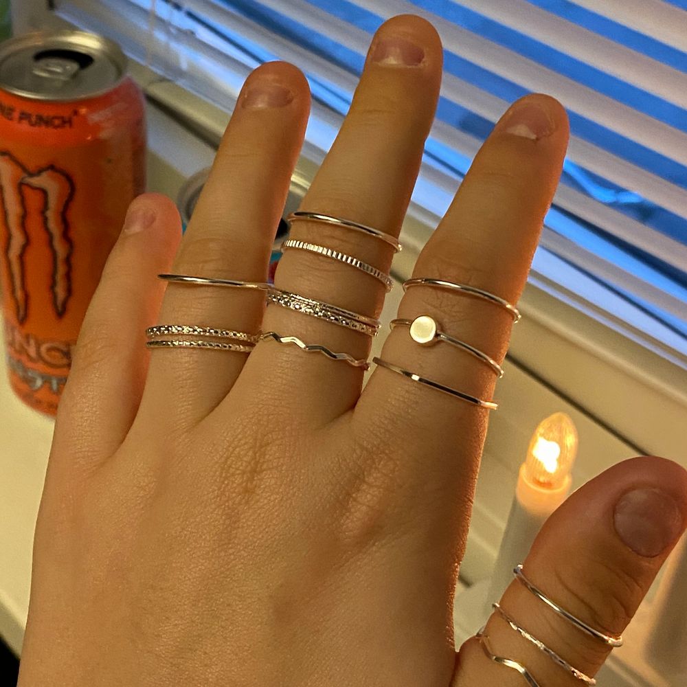 14 st silver fĂ€rgade ringar som inte anvĂ€ndsđ€ köpte dessa ett tag sen dĂ„ jag tĂ€nkte att jag skulle anvĂ€nda dem men blev tyvĂ€rr inte sĂ„! SĂ„ sĂ€ljer dem hĂ€r istĂ€llet dĂ„ jag vet att mĂ„nga tycker om dessa ringarđ€ 4st för 30kr +frakt eller alla för 110kr . Accessoarer.