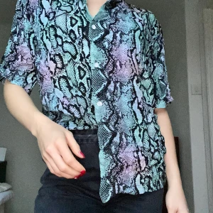 Snake unicorn skjorta  - Snake unicorn skjorta i storlek s från junkyard.       👗 5 plagg för 200 👗
