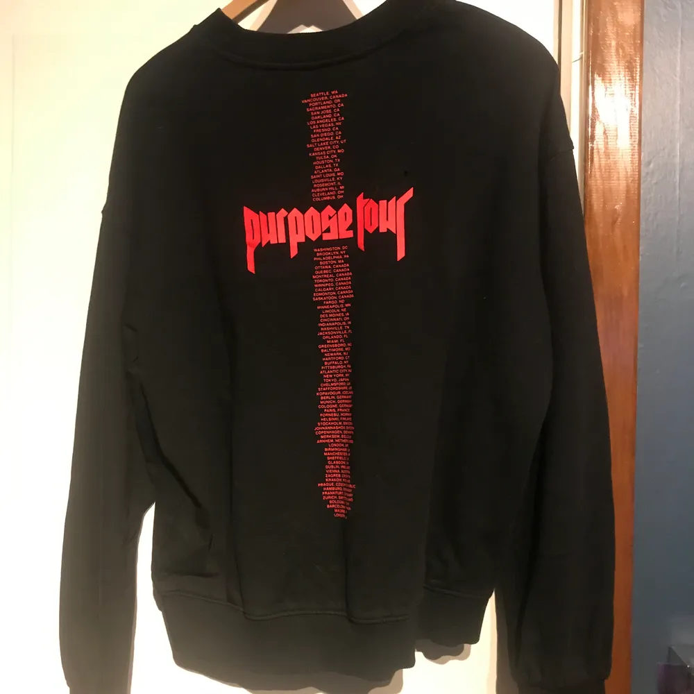 Justin bieber sweatshirt merch. Väldigt skön, säljer för att den inte kommer till användning. Storlek M. Hoodies.