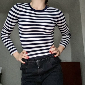Marinblå vit randig tröja ZARA - lite tjockare material. Använd 1 gång, är lite för tight på mig. Storlek M men passar XS/S bättre. 👗 5 plagg för 200 👗
