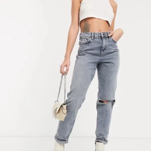 Mom Jeans gråa (bläddra) - Helt oanvända mom jeans från Topshop. Passformen är exakt som den första bilden med jeansen har inga hål och dom är gråa som ni ser på andra och tredje bilden. Storlek 38. Frakt 63 kr❤️