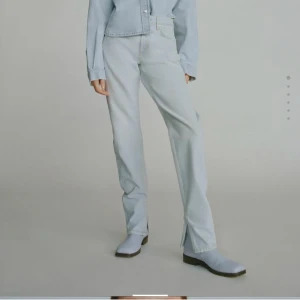 Jeans ifrån zara - Ett par skit snygga jeans med slits ifrån zara! Jeansen är i bra skick. Jeansen är i strl 34. Jeansen kostar 250 kr +frakt.