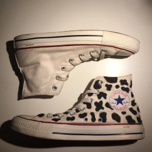 Converse  - Ett par customised converse med insidan i mönster och utsidan basic. Skriv vid fler bilder mm. Fraktar spårbart!🐄 