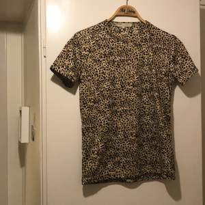 Leopardmönstrad t-shirt, köpt second hand. Storlek M men passar snarare en XS/S