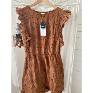 Ny klänning från Jacqueline de Young  - En fin sommarklänning från märket Jacqueline de Young i storlek 36. Lapparna sitter kvar. Helt ny endast provat! Frakt tillkommer 