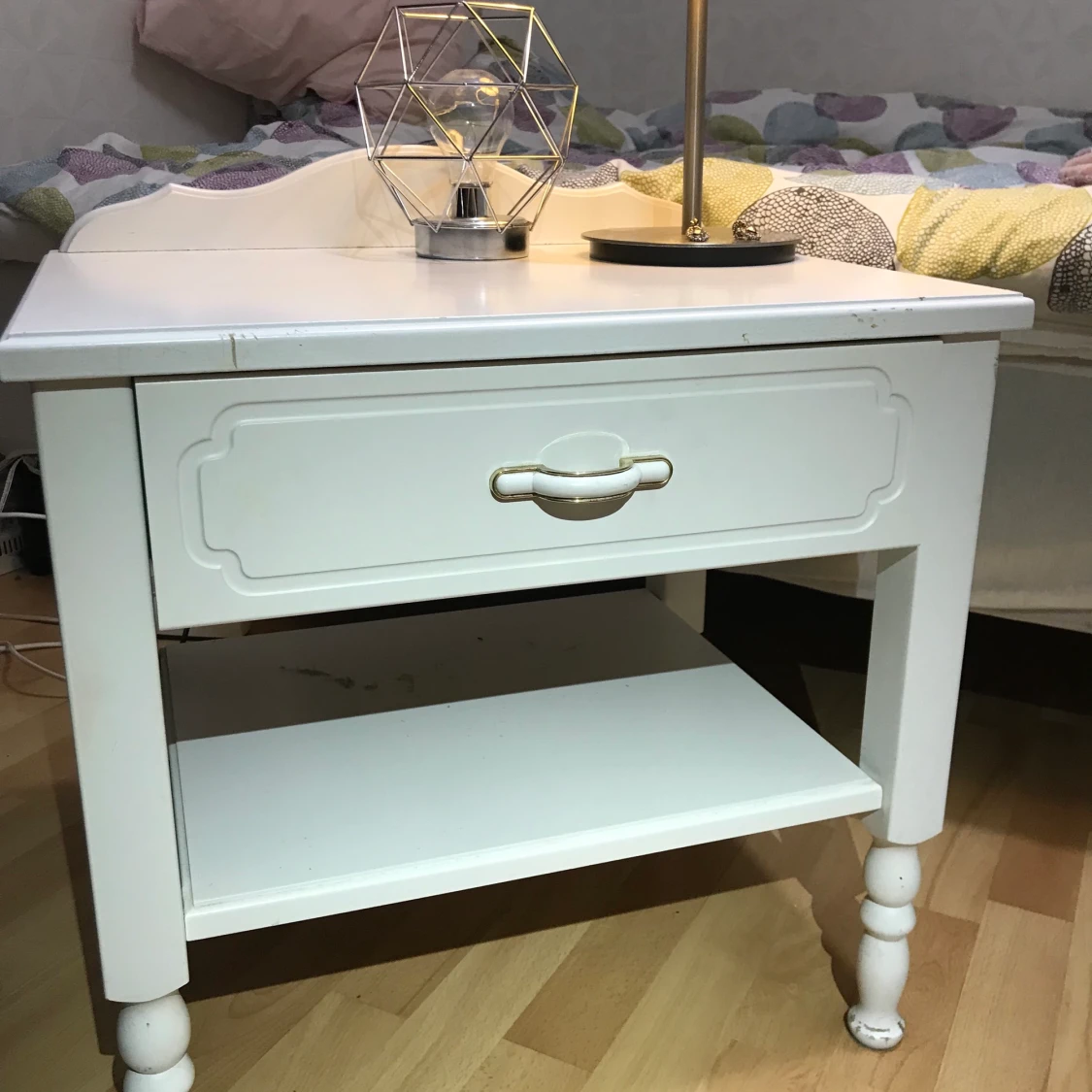 Vit Möbel med gulddetalj