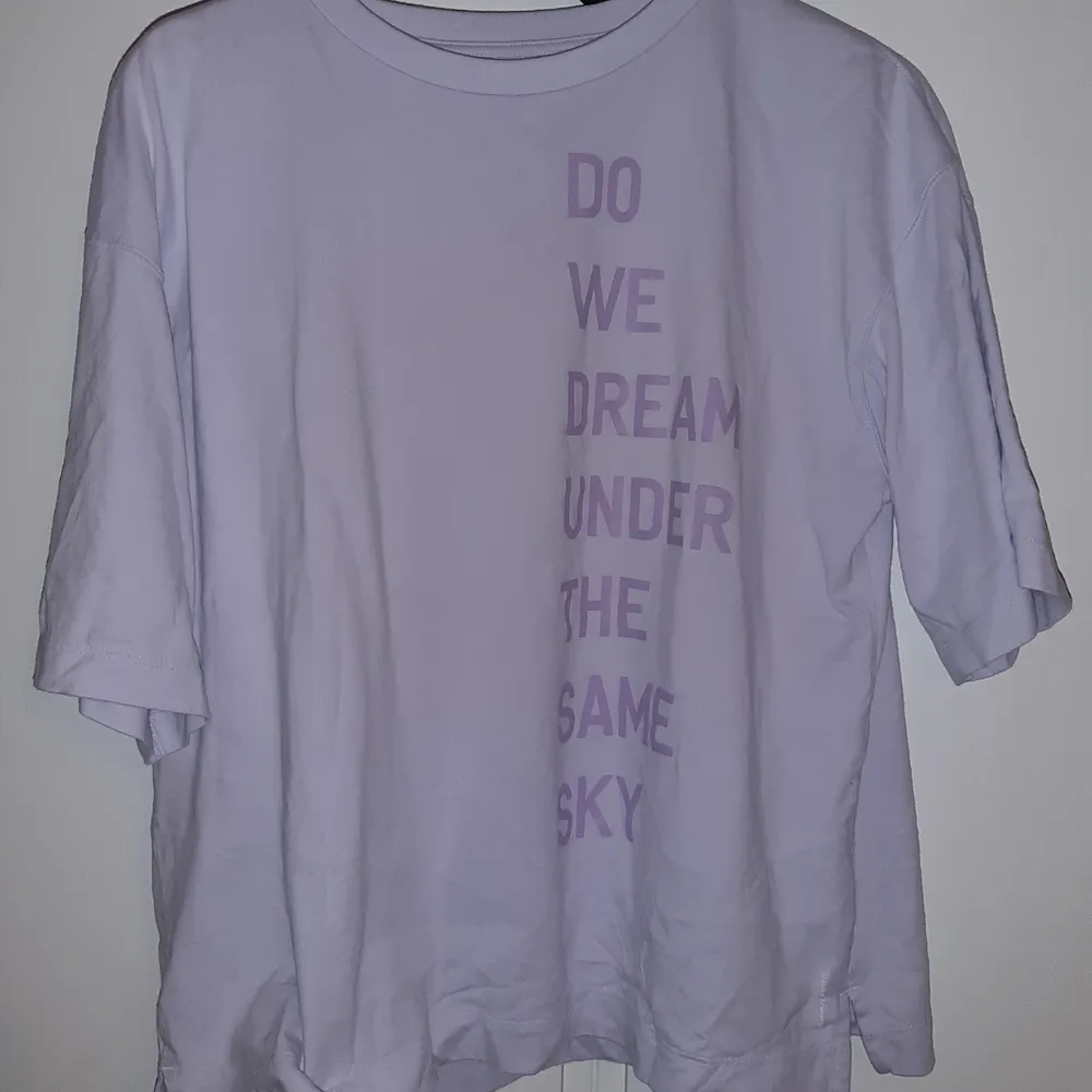 ASS snygg lila tröja från uniqlo i strl M och är så snygg att använda som oversized😍😍 kan mötas i sthlm❤. T-shirts.