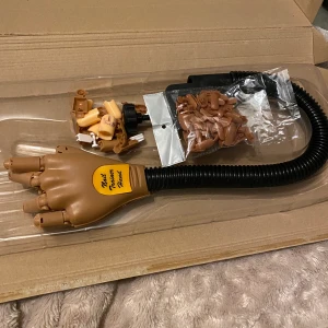 övnings hand för naglar  - säljer nu min övningshand för naglar då jag köpt en annan, den är ganska använd. Naglar följer med det är ca 70-80 kvar. Köpt för 500kr säljer för 200kr  + frakt kartong medföljer