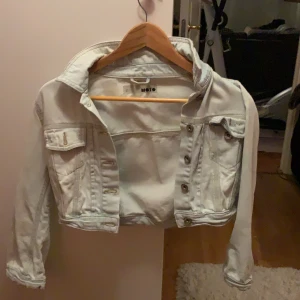 Den är från Topshop, strl 36  - Detta är en ljusblå jeans jacka från Topshop och är i storlek 36. (Den är inte andvänd)