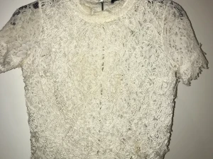 Vit Spetstopp - Vit Spetstopp från Zara i Small. Frakt tillkommer🌸