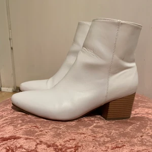 Fina vita klackar från EXT. Storlek 37 - Bekväma klackar i vitt. Den bruna klacken ger en fin kontrast! Använda ca 5 gånger. Säljer då de inte används. 