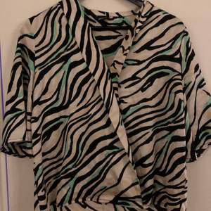 Zebra mödrars tröja från Gina. strl S. Stor i storleken. 