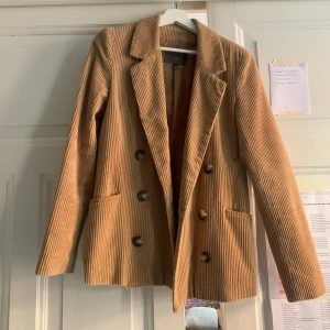 Manchesterblazer - Fin, fräsch blazer i väldigt bra skick! Pris kan diskuteras.