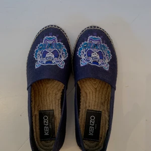 Kenzo espadrilles  - Säljer ett par äkta Kenzo espadrilles då dem aldrig kommit till användning, alltså i helt nyskick! Köpta för cirka 2000kr. Köparen står för frakten!