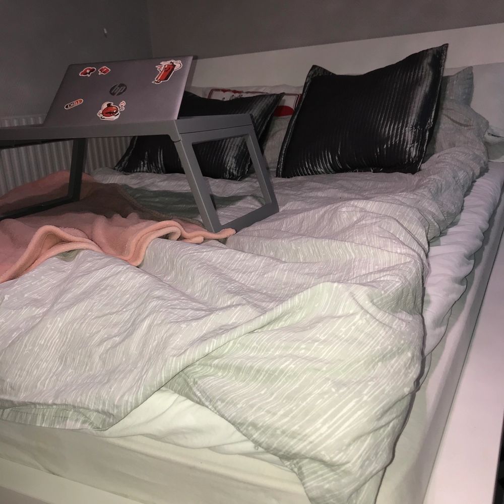 Jag säljer min säng som jag har haft i 4 månader men måste tyvärr sälja den eftersom den är för stor för mitt lilla rum. Jag köpte den för 3800 och säljer den för 3000kr kan diskutera priset. Sängen är i mycket bra skicka och har inga skador. Den är 160x200. . Övrigt.