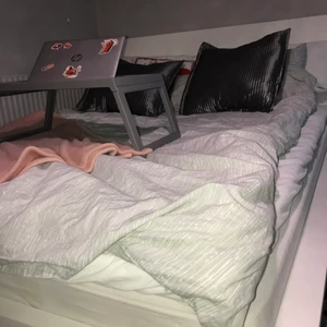 Malm säng - Jag säljer min säng som jag har haft i 4 månader men måste tyvärr sälja den eftersom den är för stor för mitt lilla rum. Jag köpte den för 3800 och säljer den för 3000kr kan diskutera priset. Sängen är i mycket bra skicka och har inga skador. Den är 160x200. 