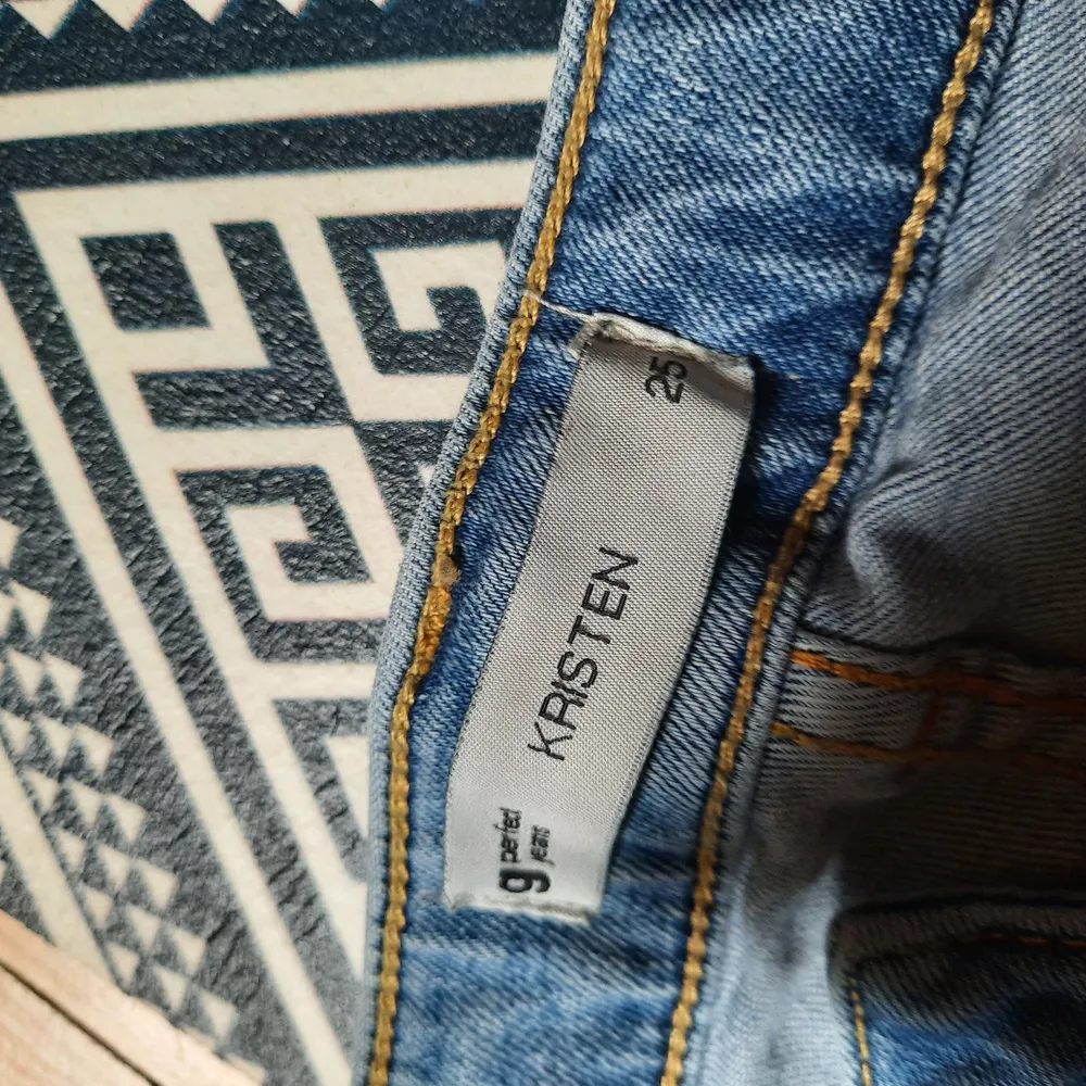 Blåa Kristen jeans från gina tricot, säljs pga för små. Hör av dig om du har frågor :). Jeans & Byxor.