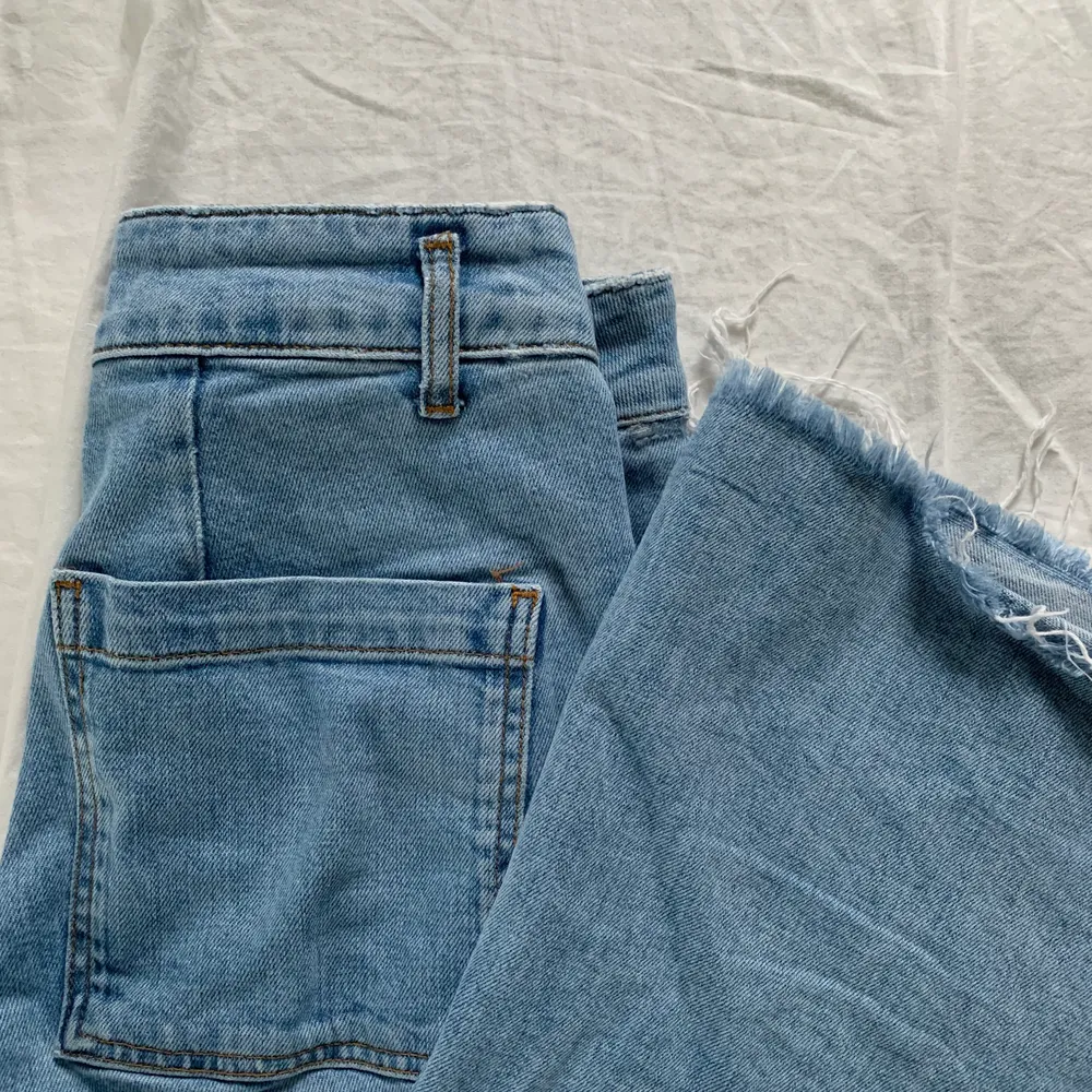 Super sköna, stretchiga och snygga jeans från Zara i ljusblå tvätt 💙 De är tajta uppåt men loose där nere. Köpta för 399kr, säljer för 199kr eller bud 💙 Kan mötas upp eller skicka (+frakt då!) 💙. Jeans & Byxor.