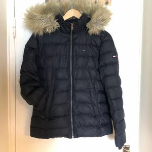 Tommy Hilfiger Vinterjacka - I nyskick! Använt en sesong. Nypris 2999, min pris 500kr 