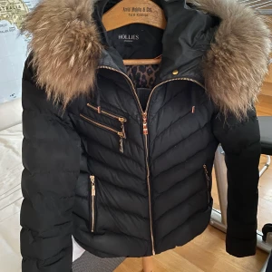 Storlek 38 men sitter mer som en 36 - En hollisjacka i bra skick  nypris 3800kr ni får buda på den  