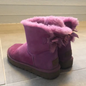 Rosa uggs - Så fina äkta uggs. Använda ett fåtal gånger. Nypris: 2147