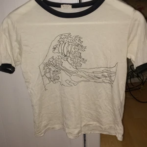  - T-shirt från Brandy Melville, använd ca 2 gånger, så gott som ny!