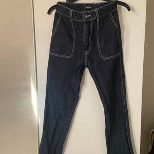 Mörkblåa jeans som jag har inte använt! Köparen står för frakten:) 