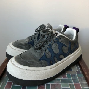 Eytys Sonic - Sparsamt använda Eytys i modellen sonic i strl 38. Liten fläck på loggan som borde kunna tas bort. Står ej för frakt eller postens slarv!! Kan mötas upp i Stockholm!