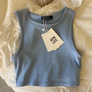Ljusblå topp från bershka🦋 - Ljusblått superfint linne från bershka. Helt nytt med lapparna kvar. Croppad passform och väldigt stretchigt material😇