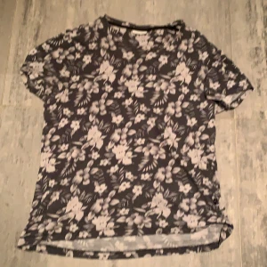 J Lindeberg t Shirt  - Ganska använd j Lindeberg t shirt ändå i fint tillstånd 