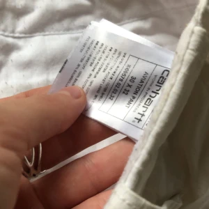 Carharrt cargobyxor vintage - Så snygga o sköna carharrt cargobrallor! Inte så välanvända då de är för långa i benen på mig. Killsize på dessa, skulle säga att dessa är storlek M men passar även S då de är justerbara i midjan 🌟 avslutas 7/12