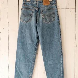 Vintage levis 550 denim - Frakt 63kr eller upphämtning vid värmdö gymnasium  Pris: 400kr  Vintage levis 550 denim Storlek 33/30 passar 31 i midja Mått:  Midja 86cm Totallängd 101cm Benöppning 21cm  Detaljer Blå tvätt Vintage skick Rak passform