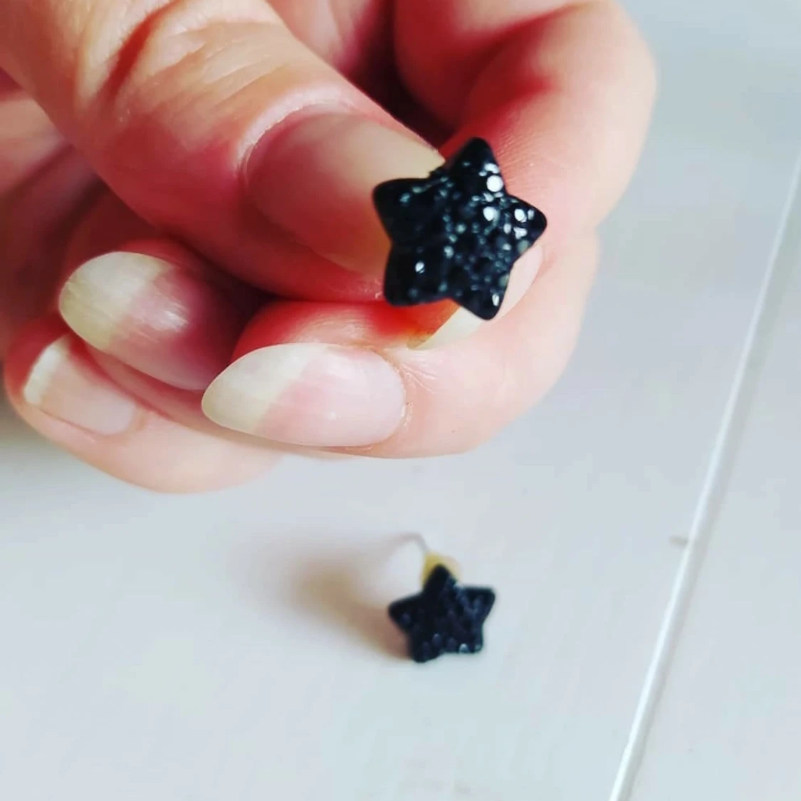 Gnistrande svarta stjärnörhängen