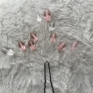 Handgjord hårnål  - Material : silverfärgad wire och rosa/transparenta kristaller 