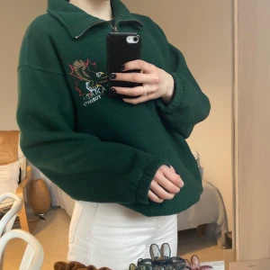 Tröja  - Superfin äkta vintage grön zip-up fleecetröja köpt på Plick (tidigare second hand) med broderat tryck 😌 skriv om ni har frågor, budgivning vid flera intresserade, köparen står för frakten 💞   den har tumhål också :P
