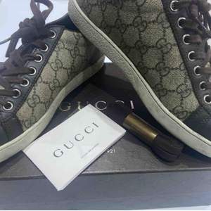 Superfina sneakers i tyg från Gucci i storlek 37. Använda men i bra skick! 😇