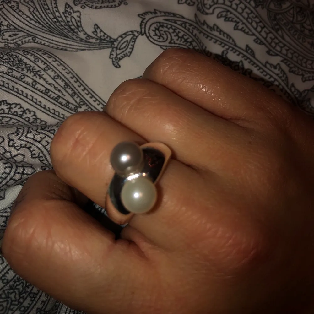 En silver ring med två fina pärlor på! ✨✨  . Accessoarer.