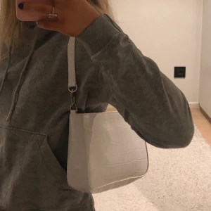 Vit väska - Säljer denna vita väskan köpt ifrån shein. Den är endast använd en gång så den är i nyskick. Frakt ingår ej i pris🥰