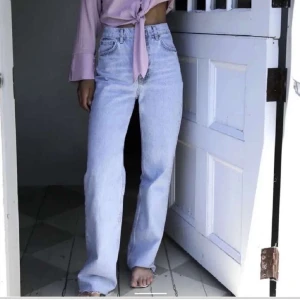 Zara jeans  - Säljer ett par zara jeans i storlek 36 å endast använda 2 gånger OKLIPPTA (hjälper en vän), d är slutsålda på hemsidan! Först till kvarn men om fler är intresserade blire budgivning som ba kommer pågå i nån dag🤩 skriv privat om du har frågor!!❤️