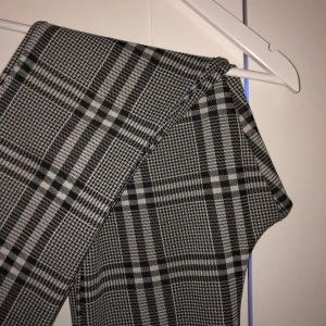 Rutiga byxor - Rutiga byxor från topshop i tyg, utsvängd modell. Storlek 38 men funkar som 36 / S. Priset går att diskutera. 