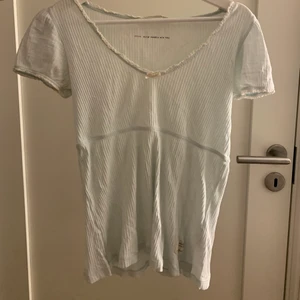 ODD MOLLY T-SHIRT - Mint grön Odd Molly t-shirt. Använd ett fåtal gånger och är i fint skick. Tröjan har en fin uringing och fina detaljer på ärmarna! Nypris: 600kr